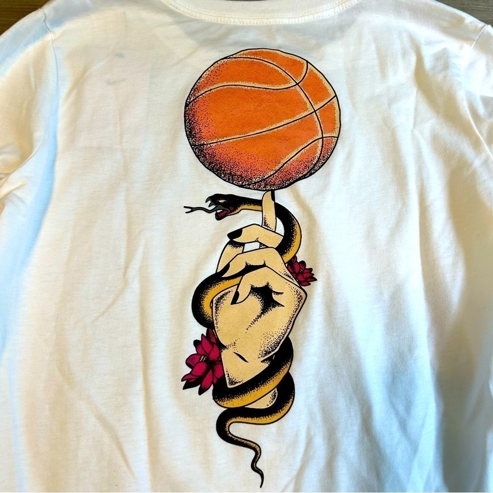 Nike can’t be beat serpent basketball longsleeved T-shirt white small new w tag